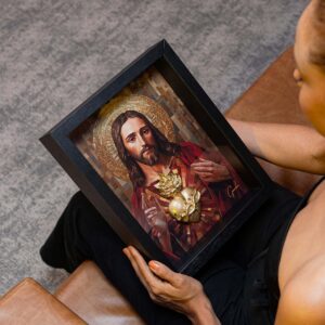Acabamento frontal com riqueza de detalhes religiosos